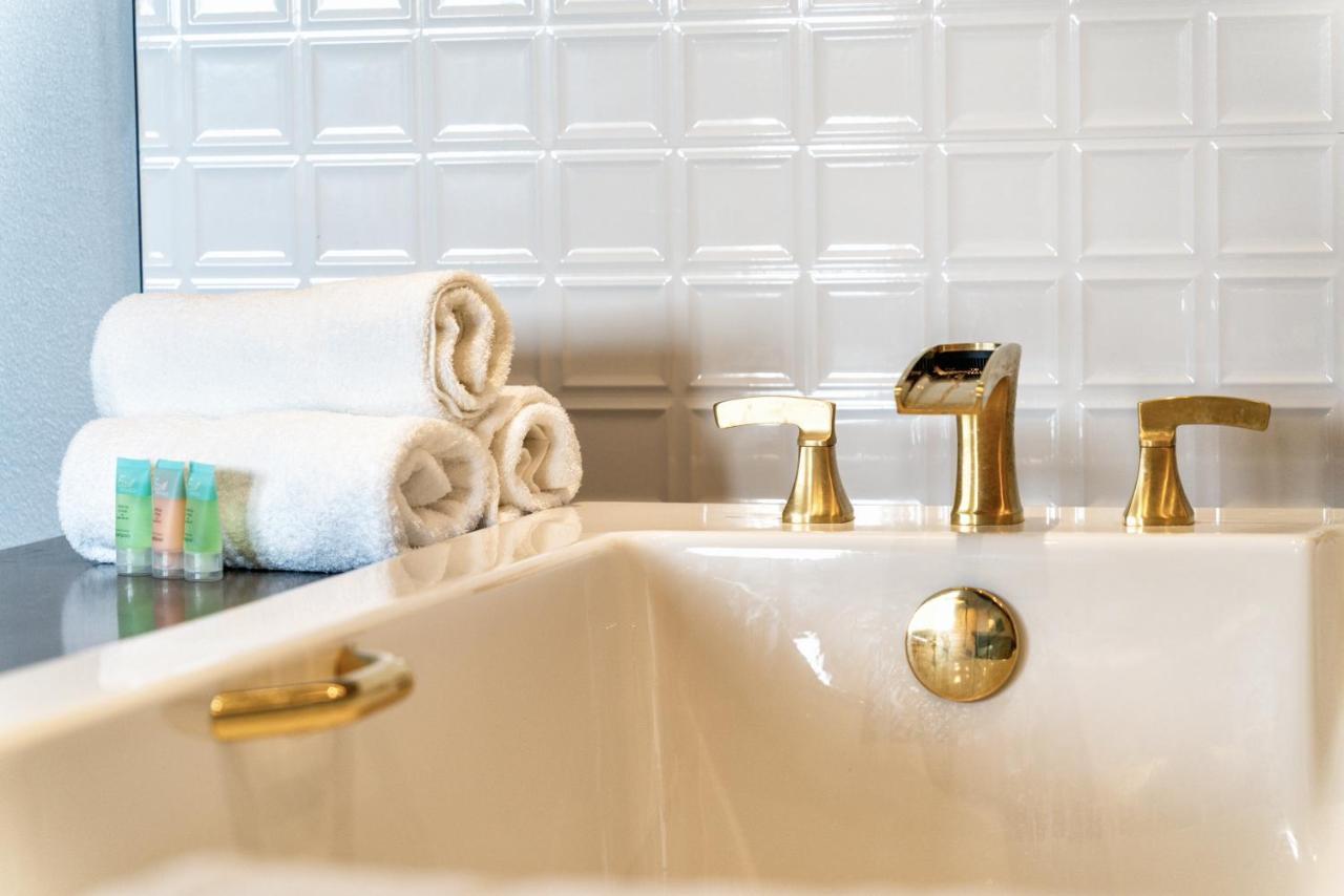 Aspire Inn Studios & Spas Bellflower Extérieur photo