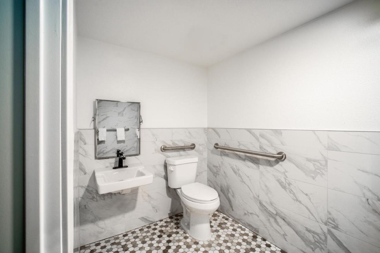 Aspire Inn Studios & Spas Bellflower Extérieur photo