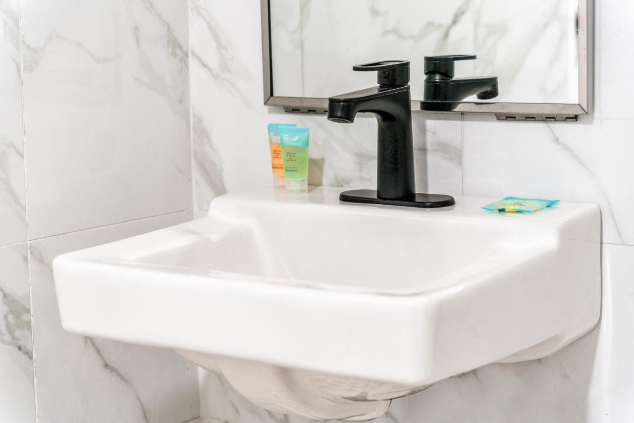 Aspire Inn Studios & Spas Bellflower Extérieur photo