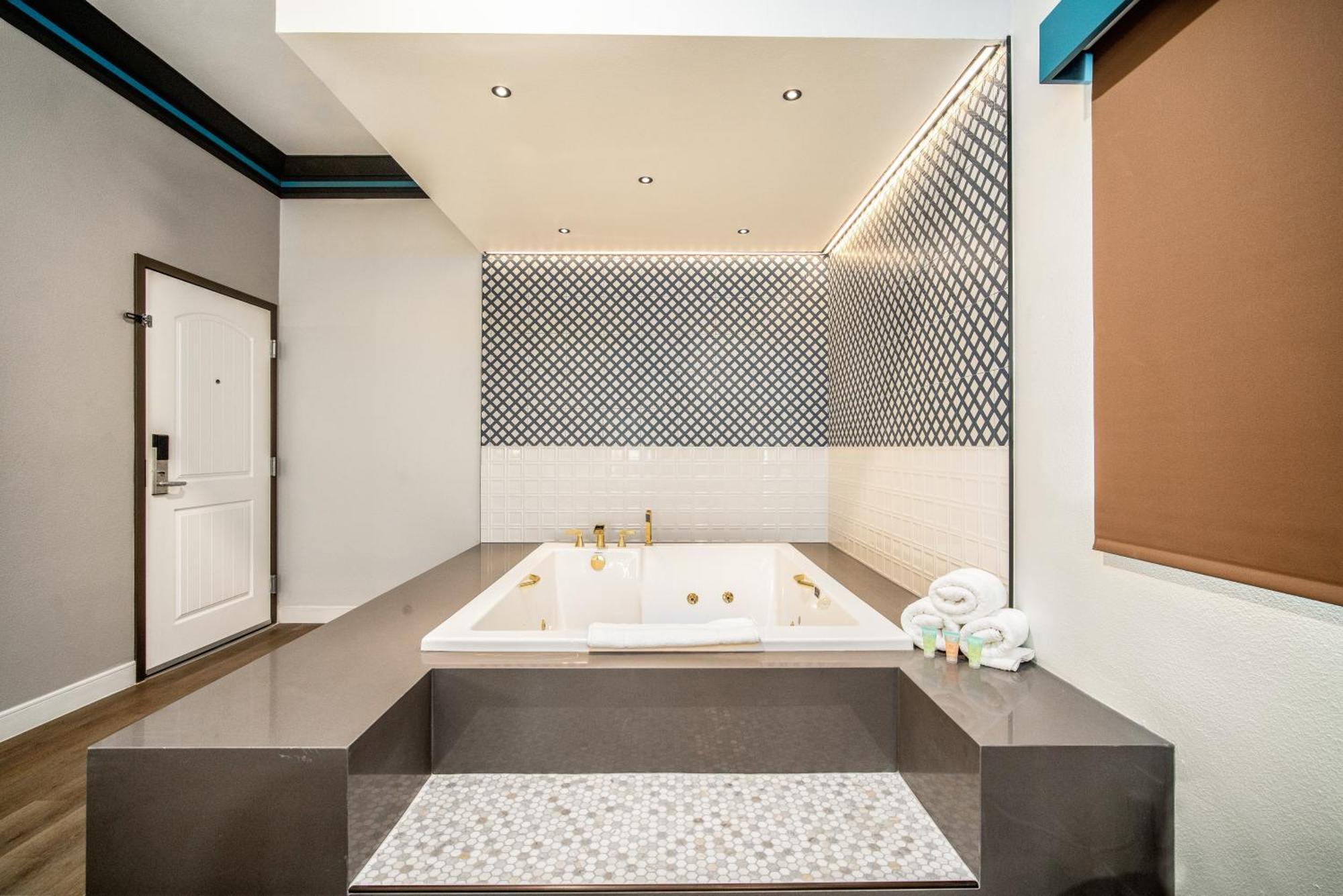 Aspire Inn Studios & Spas Bellflower Extérieur photo
